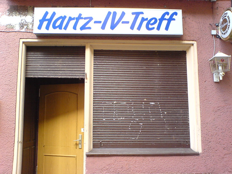 Hartz-IV-Treff. Aus der Reihe: Angesagte Neuköllner Locations. Weisestraße, Berlin, 28. Mai 2006, Foto: Jörg Kantel