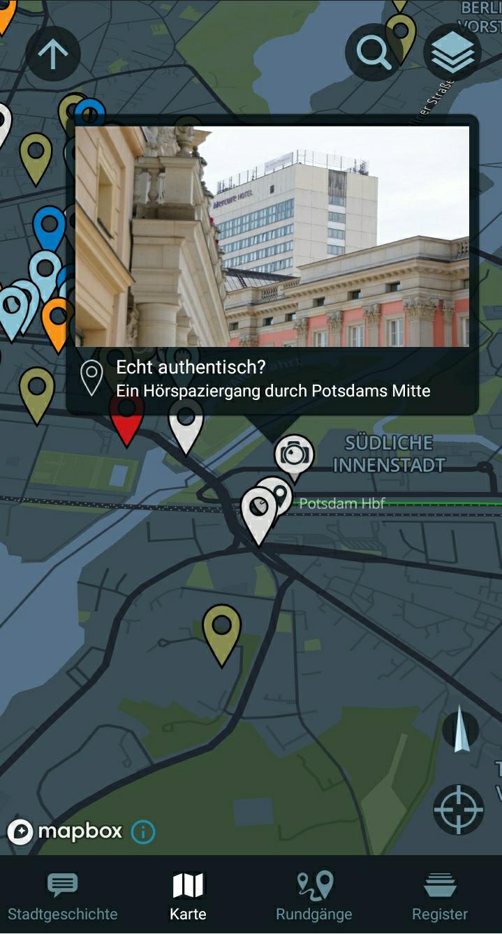 Screenshot aus der PotsdamHistory App. Gezeigt wird eine Karte Potsdam mit verschiedenfarbigen Markern. Ein Marker ist geöffnet, er zeigt ein Bild des Mercure-Hotels und im Vordergrund einen Anschnitt des Landtagsgebäudes. Unter dem Foto steht "Echt authentisch? Ein Hörspaziergang durch Potsdams Mite." 