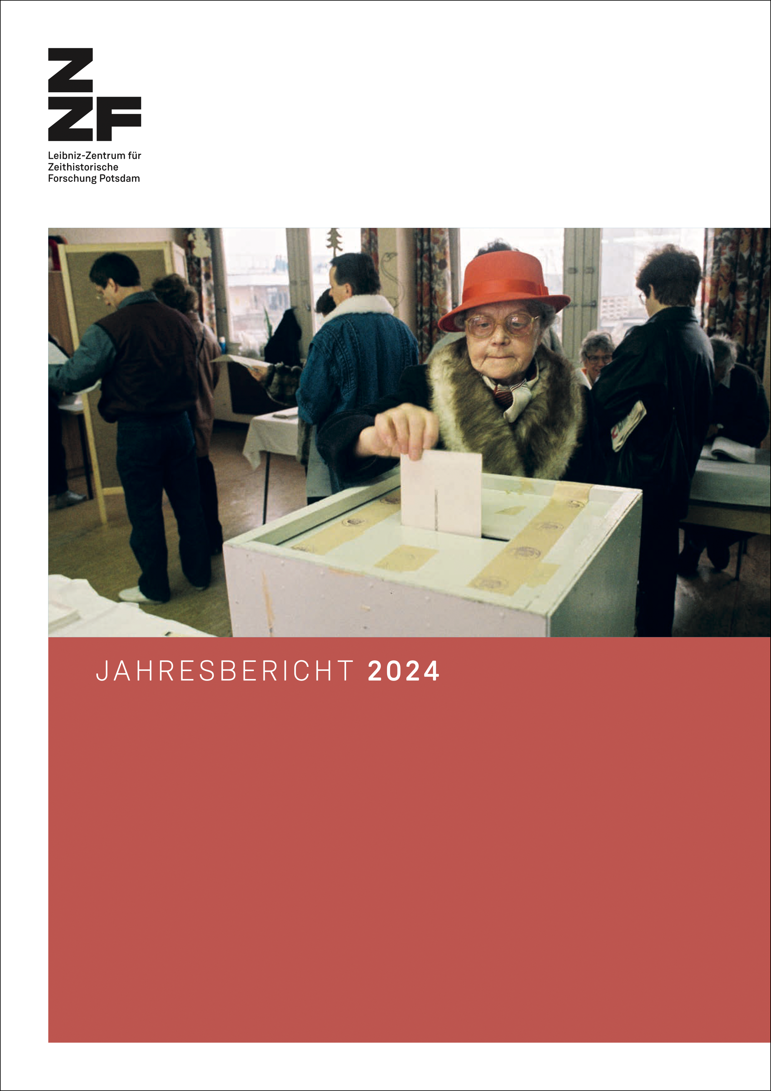 Titelbild des ZZF Jahresberichts 2024. Auf dem Titelfoto ist eine ältere Frau mit rotem Hut zu sehen, die in einem Wahlbüro einen Stimmzettel in eine Wahlurne wirft.