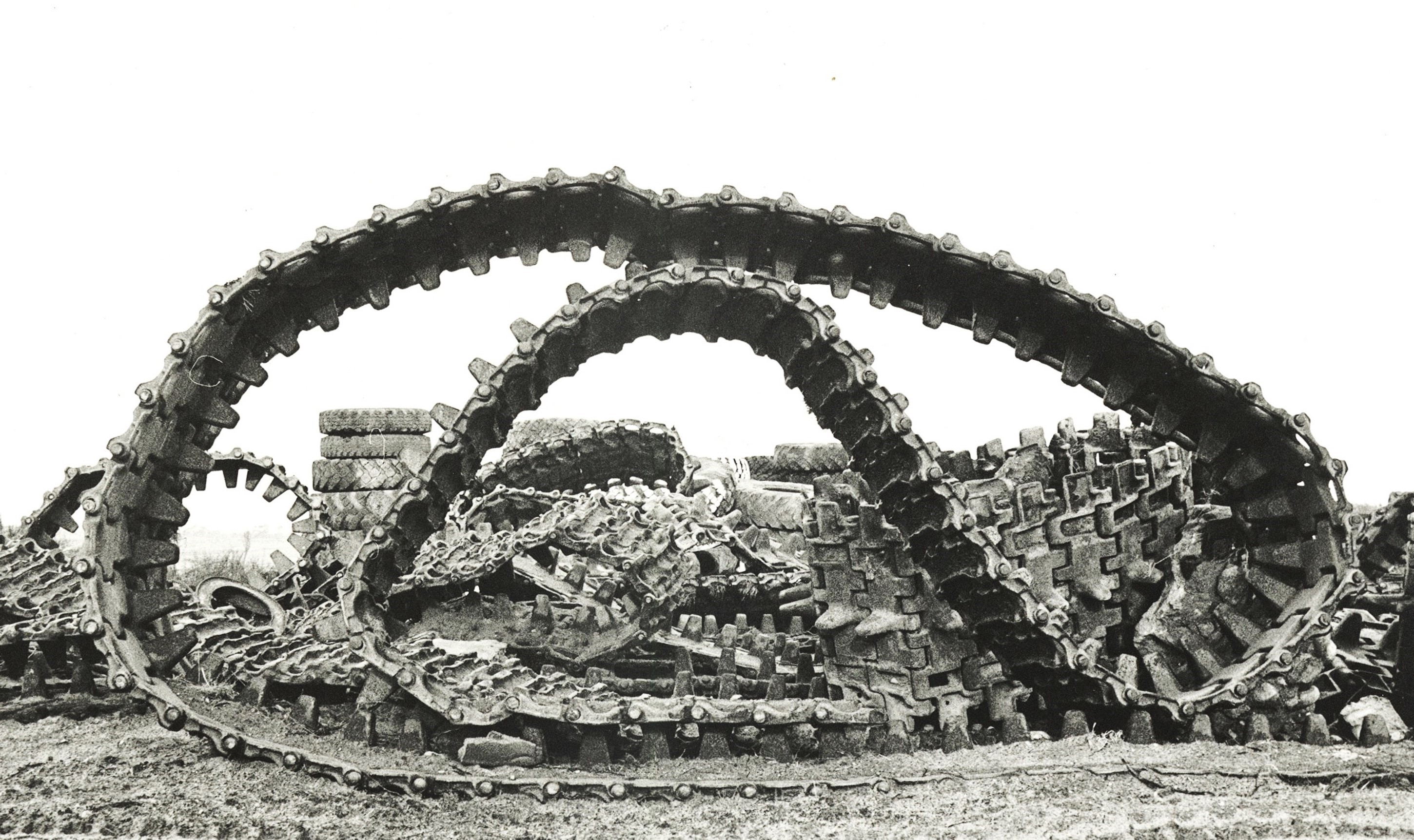 Schwarz-weiß-Foto ausgedienter Panzerketten.