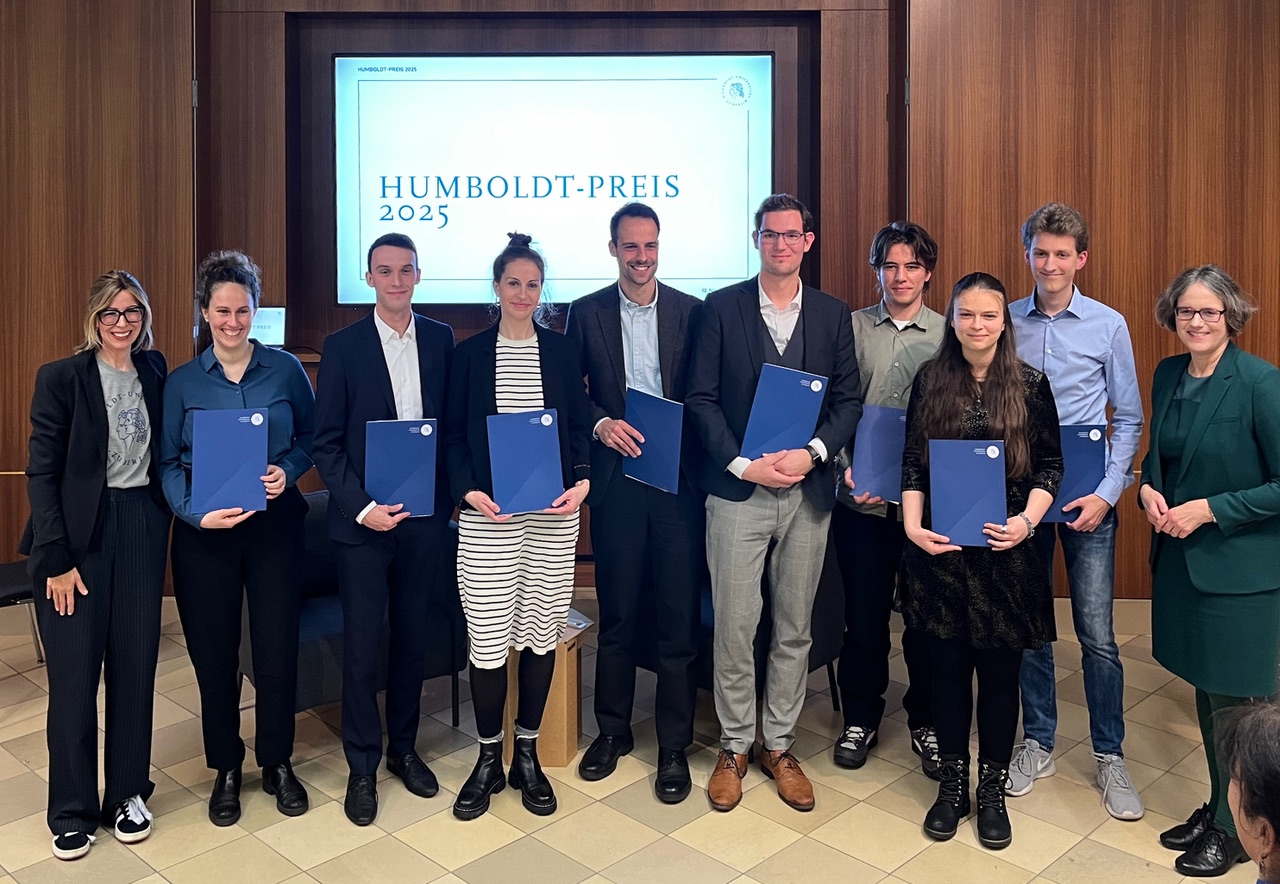 Gruppenfoto mit den Preisträgerinnen und Preisträger des Humboldt-Preises 2025 