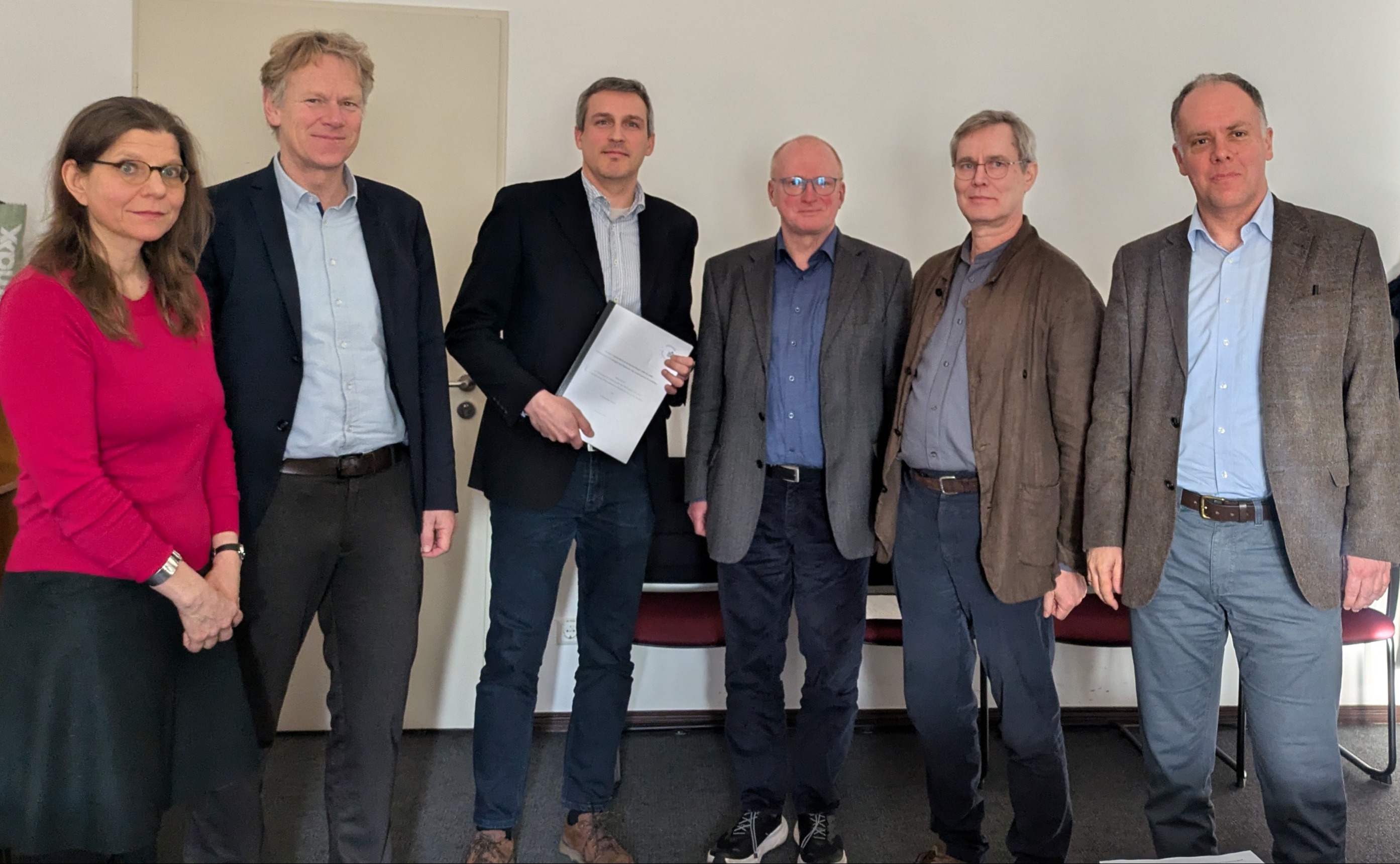 Gruppenfoto Promotionsabschluss Christopher Banditt mit Prüfungskommission