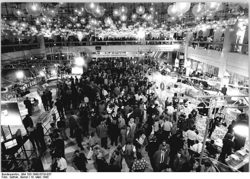 Das Foto zeigt das Wahlkzentrum der DDR-Volkskammerwahl am 18.3.1990. Zu sehen sind die Wahlmänner.