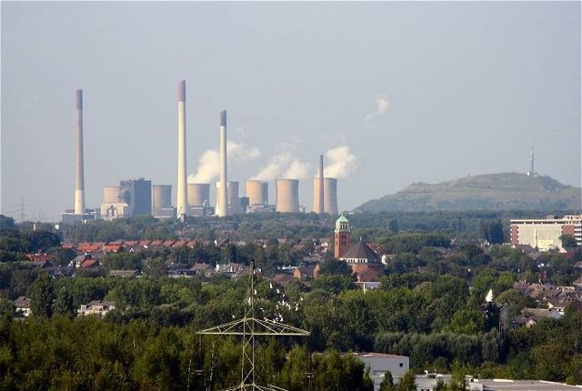 Ruhrgebiet mit rauchenden Schornsteinen