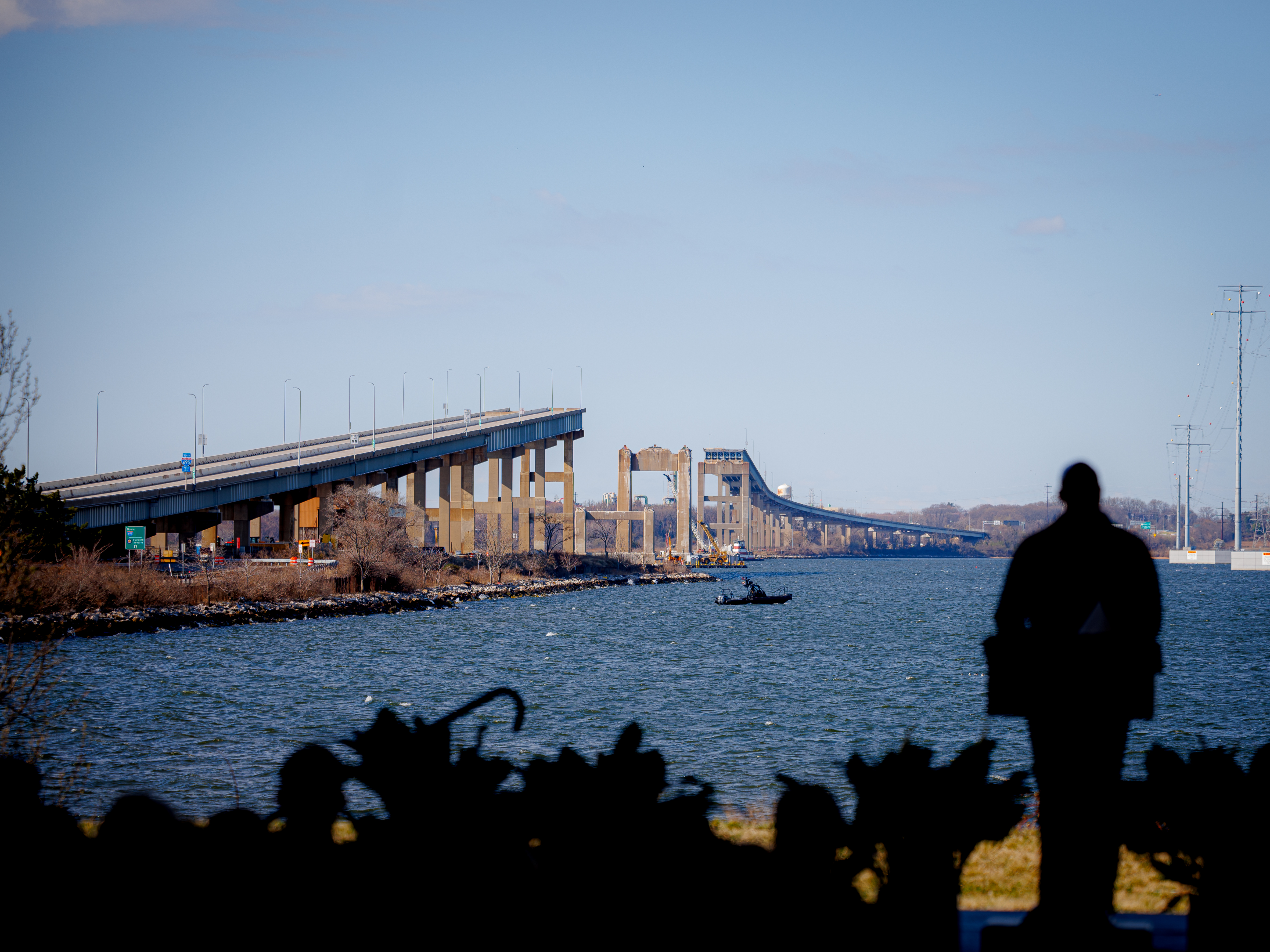 Das Bild zeigt eine in ihrer Mitte zerstörte Brücke