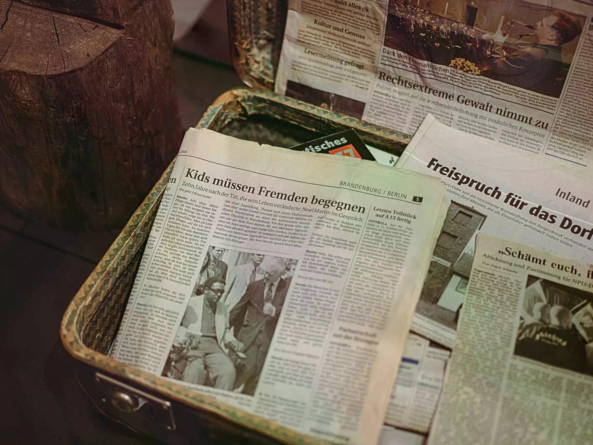 Tageszeitungen der 90er Jahre mit Beiträgen über Rechtsextremismus in Brandenburg, Foto: N. Redlich.