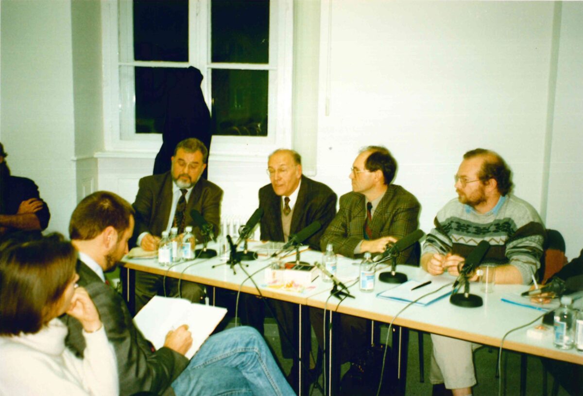 Das Bild zeigt Teilnehmer einer Podoiumsdiskussion 1993 am ZZF in Potsdam