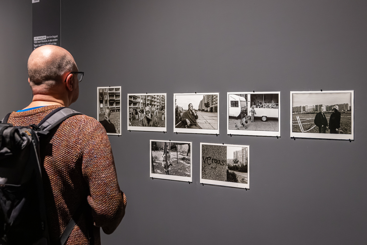 Ausstellungswand zur Rechten Gewalt, in: "Das Weite suchen", Brandenburg Museum 2025, Foto: (c) Adam Sevens
