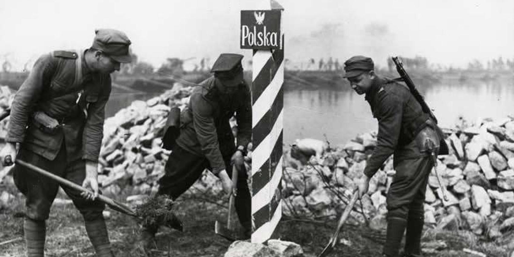 Markierung der neuen Deutsch-Polnischen Grenze an der Oder im Jahr 1945, Fotograf: unbekannt. Quelle: Wikimedia Commons.