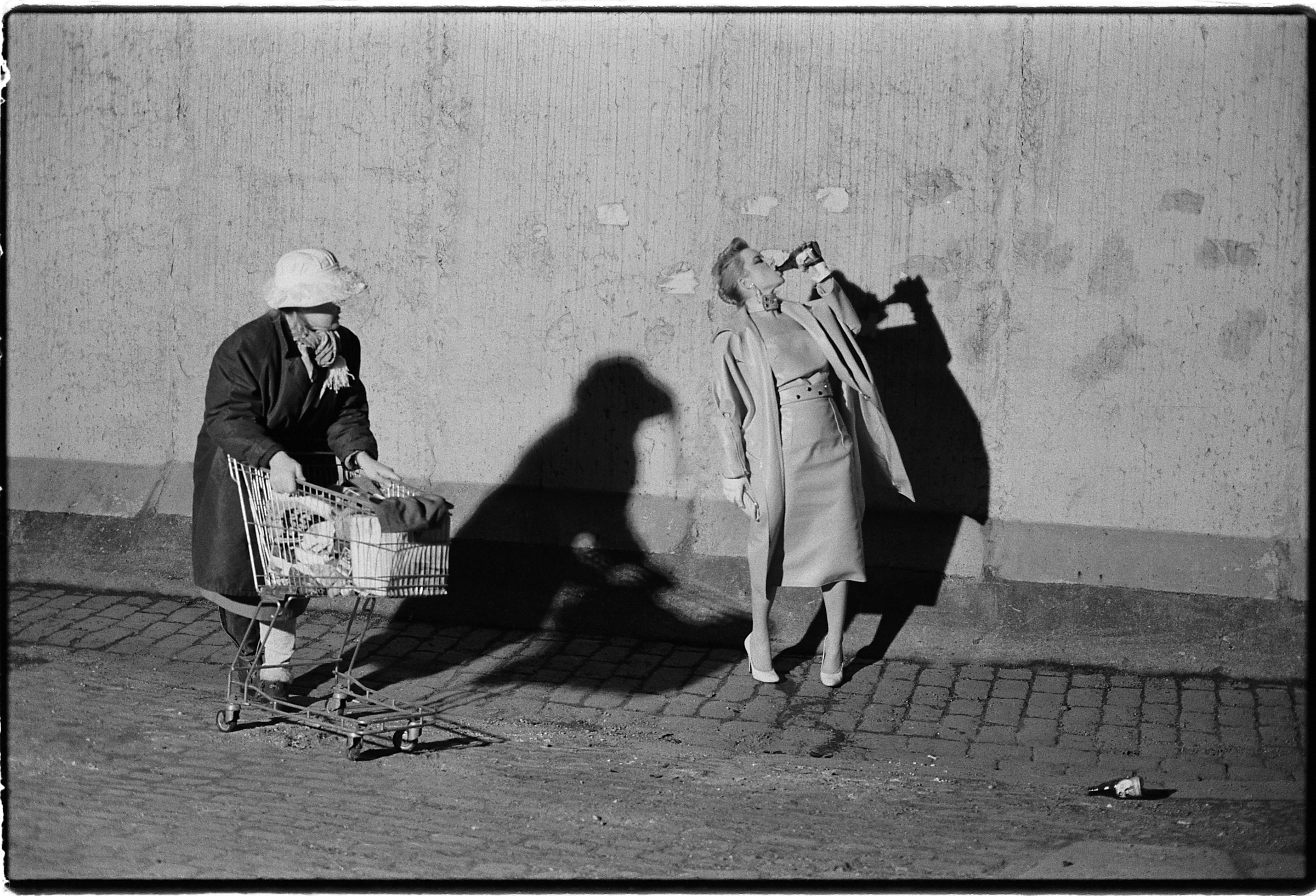 Titelbild der Zeithistorischen Forschungen 1/2026: Szene an der Berliner Mauer aus dem Film »Bildnis einer Trinkerin« von 1979 (Darstellerinnen: Lutze, Tabea Blumenschein) (Foto: Ulrike Ottinger)