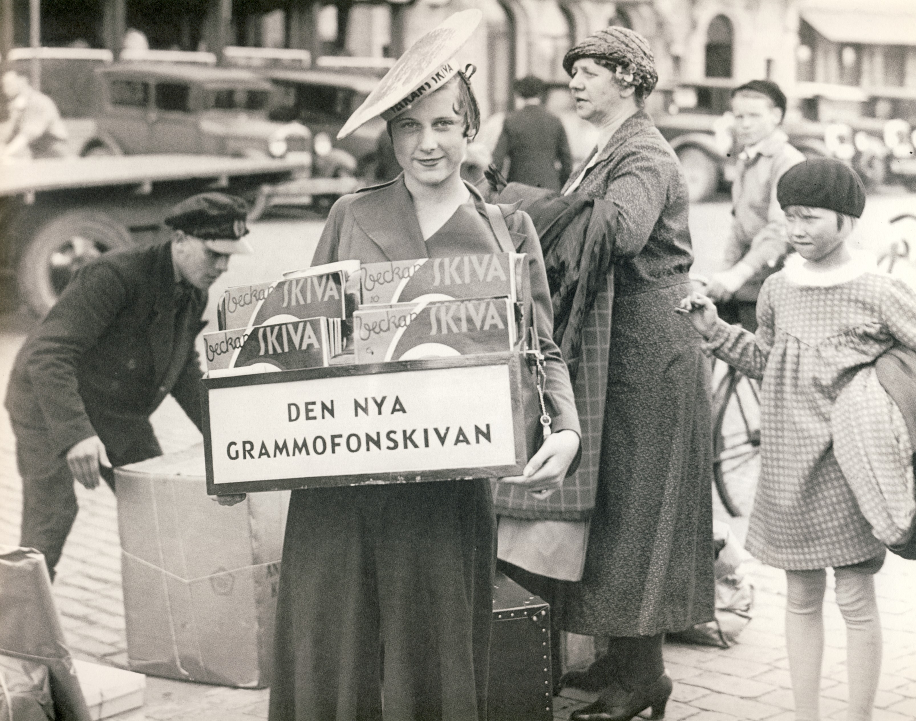 Verkauf der „Platte der Woche“ auf der Södra Blasieholmskajen vor dem Grand Hotel in Stockholm