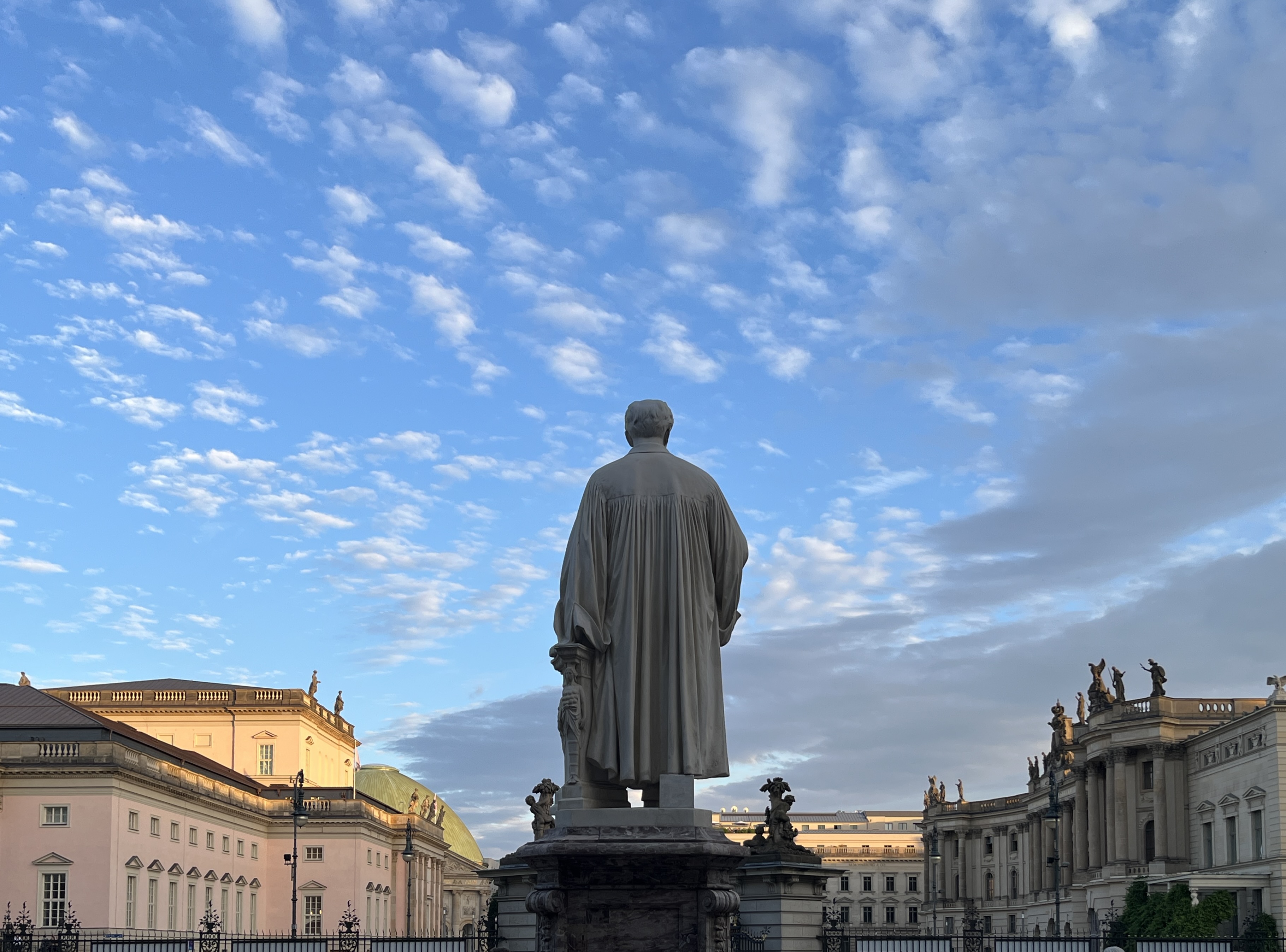 Aufnahme der Hermann von Helmholtz-Statue an der Humboldt-Universität zu Berlin von hinten
