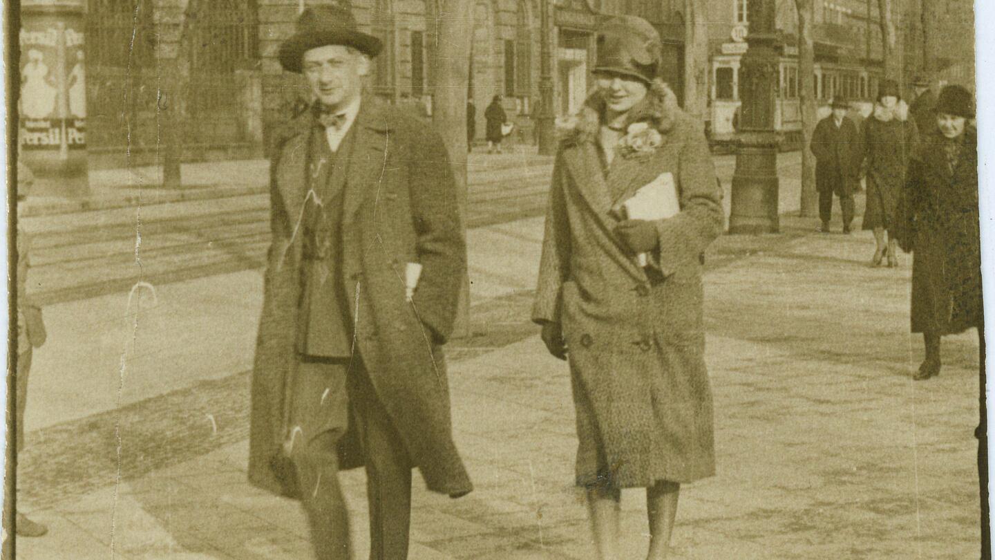 Das Bild zeigt den Schriftsteller Joseph Roth, wie er eine Strasse entlanggeht.