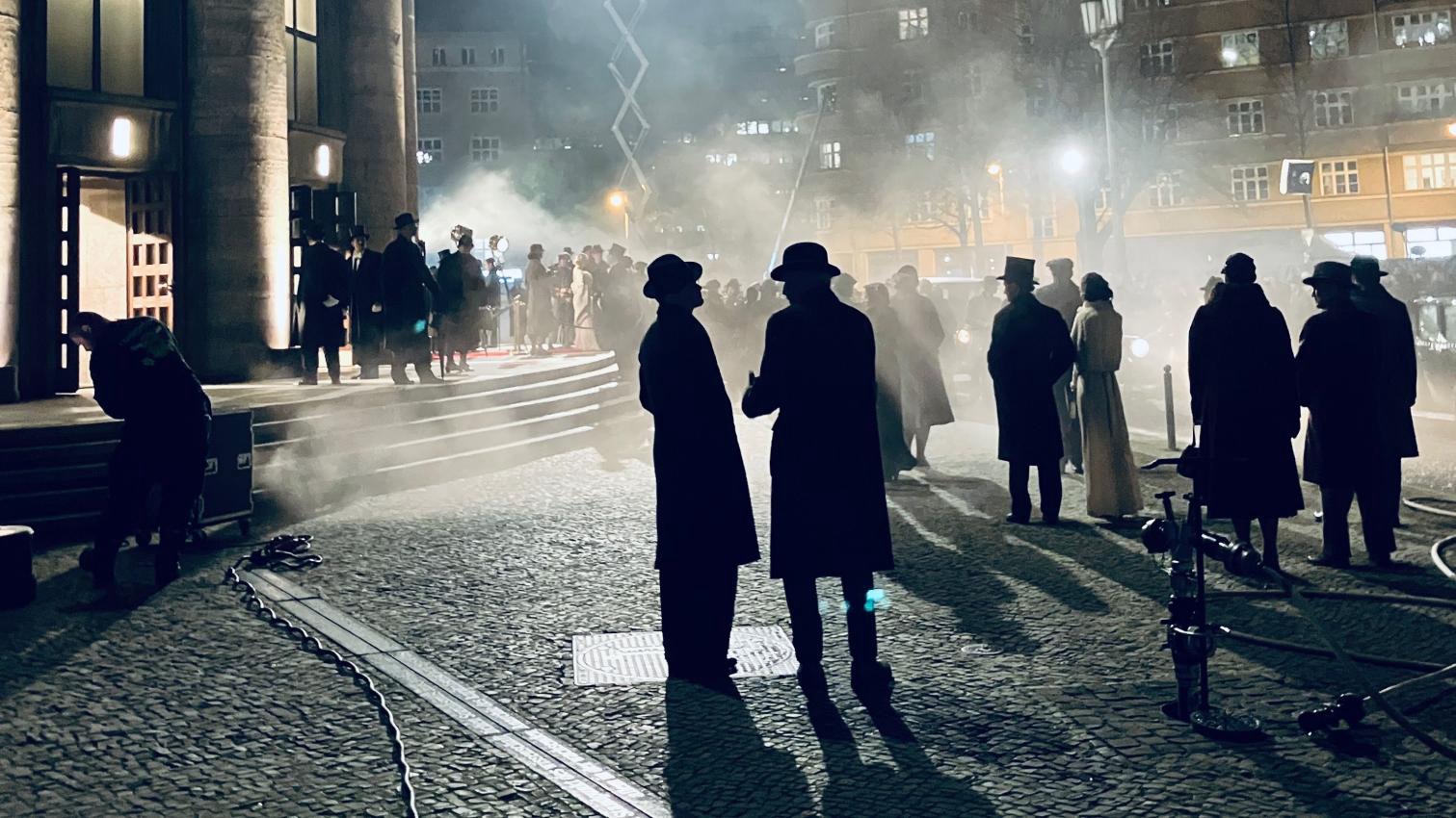 Dreharbeiten zu „Babylon Berlin“ vor der Volksbühne in Berlin, 13.11.2025.