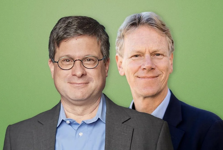 Das Bild zeigt die Potsdamer Wissenschaftler Gideon Bosch und Frank Bösch, die zur radikalen Rechten in Deutschland forschen