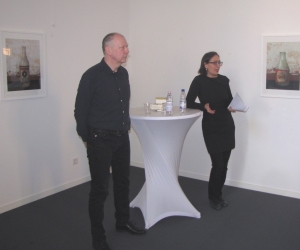 Der Fotograf Holger Herschel und Helen Thein vom ZZF Potsdam, die die Ausstellung organisiert hat und die Begrüßungsrede hielt. 