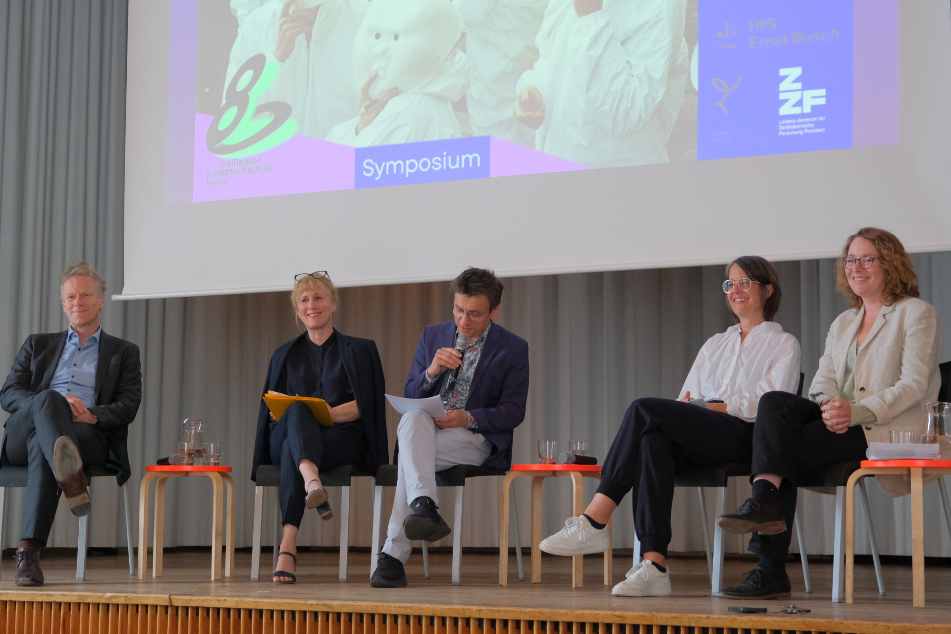 Erstes Podium mit fünf Teilnehmer*innen des Symposiums "Kultur im Umbruch" 