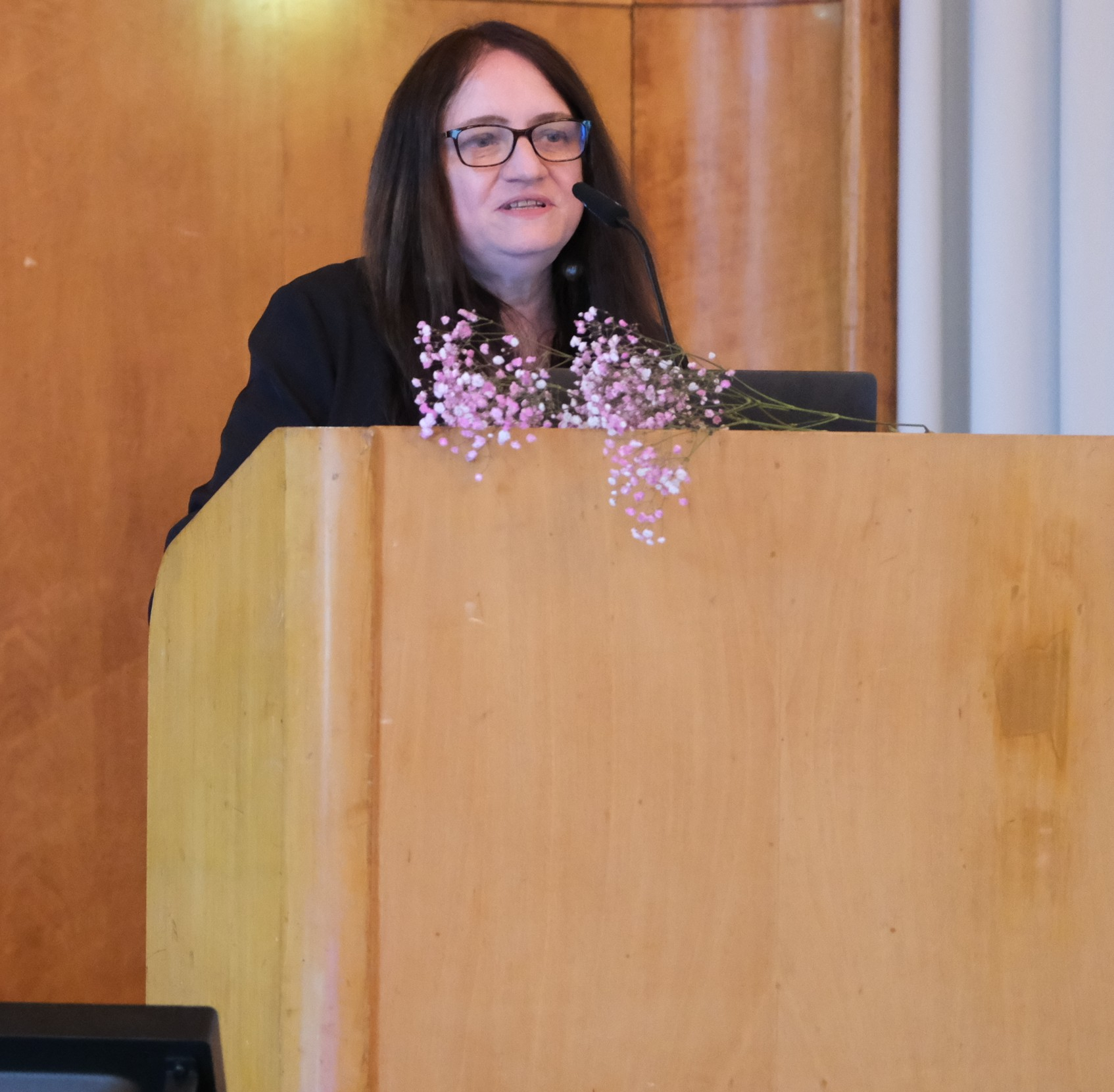 Jutta Braun redend an einem Pult am 4.6.2026 in der Aula der KHB.