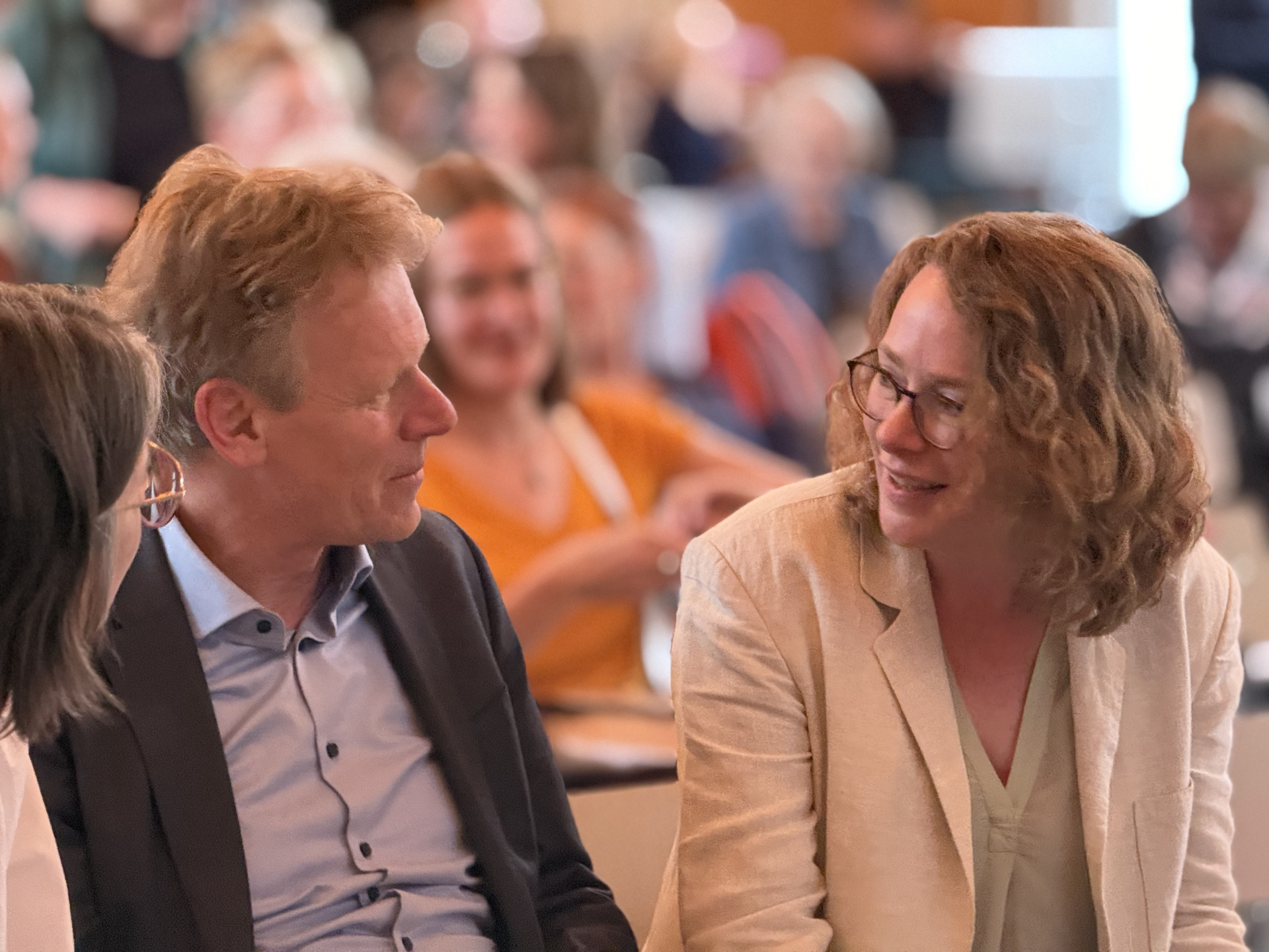 Frank Bösch (links) und Anna Luise Kiss sitzend nebeneinander und sich unterhaltend in der Aula der KHB am 4.6.2026.