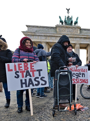Bild Protest gegen die AfD auf dem Pariser Platz