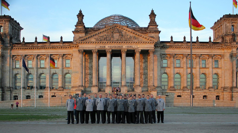 Soldaten der Bundeswehr vor dem Bundestag