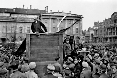 Wladimir Iljitsch Lenin bei einer Rede im Mai 1920. Aus dem Bild wurden Leo Trotzki und Lew Kamenew später auf Anordnung von Josef Stalin herausretuschiert (Foto: Grigori Petrowitsch Goldstein / Gemeinfrei).