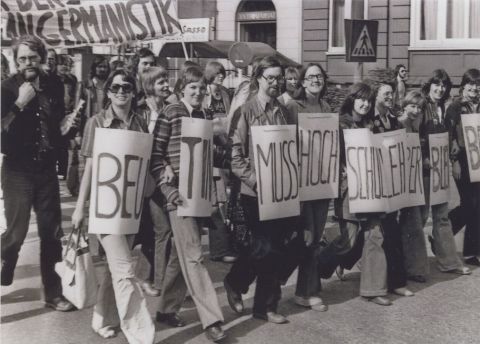 Demonstration Anfang der 1970er in Hamburg gegen Berufsverbote. Vorne links im Bild Wolfgang Beutin.