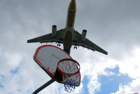 Flugzeug fliegt über Basketballkorb. Copyright: B_Me via Pixabay