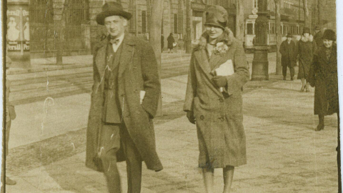 Das Bild zeigt den Schriftsteller Joseph Roth, wie er eine Strasse entlanggeht.