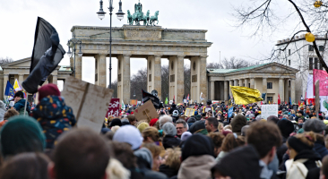Kundgebung unter dem Motto "Demokratie Verteidigen" auf dem Pariser Platz in Berlin.