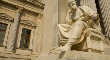 Foto einer Statue, die Herodot darstellt, aufgenommen im Parlament Wien