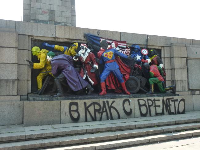 Graffiti auf einem Denkmal für die rote Armee in Sofia, Bulgarien.