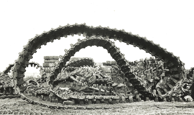 Schwarz-weiß-Foto ausgedienter Panzerketten.