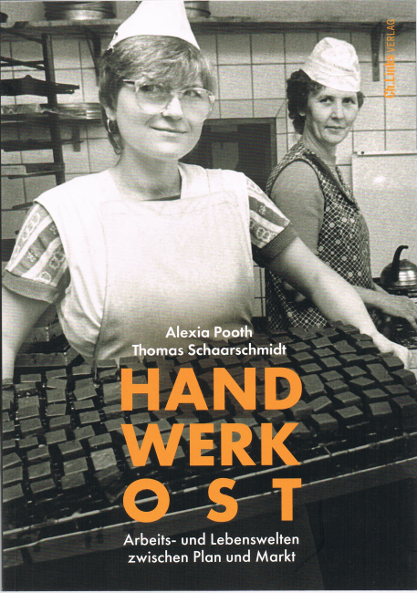 Buchcover "Handwerk O S T", es zeigt zwei Bäckerinnen, die eine präsentiert ein Backblech mit kleinen Kuchenstücken 