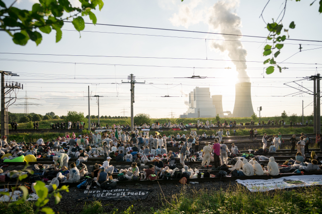 Demonstrant*innen blockieren die für die Versorgung des Kraftwerks Neurath benötigte Nord-Süd-Bahn, 2019. Foto: Manuellopez.ch - Eigenes Werk, CC BY-SA 4.0