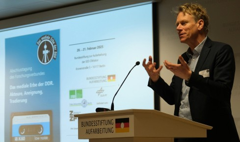 Frank Bösch redend am Pult bei einem Vortrag 2025 in der Bundesstiftung Aufarbeitung