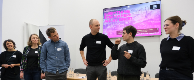 Das Foto zeigt die 5 Doktorand*innen des ZZF, die 2025 das Potsdamer*innen-Forum organisiert haben.Ganz links ist im Bild die ZZF-Graduierten-Koordinatorin Julia Wambach.