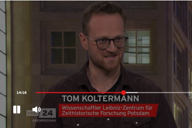Der Sceenshot aus der Sendung rbb 24 Abendschau  vom 13. September 2026 zeigt den ZZF-Historiker Tom Koltermann. Er ist als Experte Studiogast zum Beitrag Ostrock.
