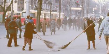 Mehrere Person fegen eine Straße in Kiev im Jahr 1986.