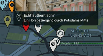 Screenshot aus der PotsdamHistory App. Gezeigt wird eine Karte Potsdam mit verschiedenfarbigen Markern. Ein Marker ist geöffnet, er zeigt ein Bild des Mercure-Hotels und im Vordergrund einen Anschnitt des Landtagsgebäudes. Unter dem Foto steht "Echt authentisch? Ein Hörspaziergang durch Potsdams Mite." 