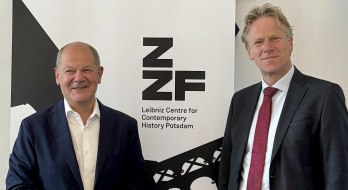 Bundeskanzler a.D. Olaf Scholz und ZZF-Direktor Frank Bösch im Juni 2025 im ZZF Potsdam