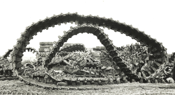 Schwarz-weiß-Foto ausgedienter Panzerketten.