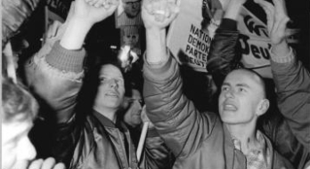Das Bild zeigt demonstrierende Neonazis 1990 in Leipzig.