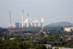 Ruhrgebiet mit rauchenden Schornsteinen