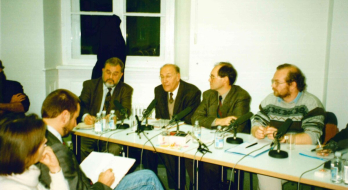 Das Bild zeigt Teilnehmer einer Podoiumsdiskussion 1993 am ZZF in Potsdam