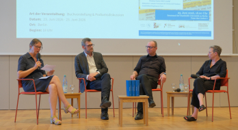 Das Foto zeigt die vier Teilnehmerinnen und Teilnehmer der Posiumsdiskussion am 23. Juni 2026 in der Humboldt-Universität Berlin. Die diskutierten zur Geschichte und Aktualität des Hannah Arendt-Klassikers "The Origians of Totalitarianism"