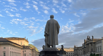 Aufnahme der Hermann von Helmholtz-Statue an der Humboldt-Universität zu Berlin von hinten
