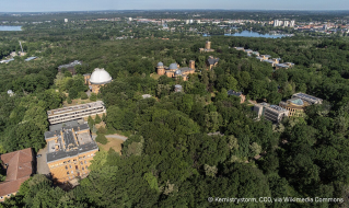 Blick von oben auf den Telegrafenberg in Potsdam, auf dem mehrere wissenschaftliche Einrichtungen angesiedelt sind.
