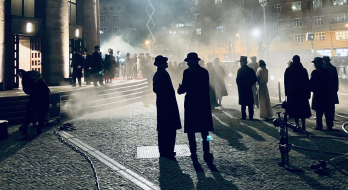 Dreharbeiten zu „Babylon Berlin“ vor der Volksbühne in Berlin, 13.11.2025.