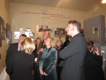 Exhibition opening "DEMOCRACY - NOW OR NEVER" on January 20, 2010 at the memorial site Lindenstraße 54/55, photo: Marion Schlöttke.